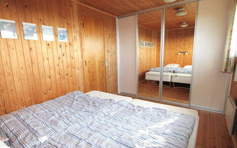 Cathalin - 100M from the Sea: Dak, Huis, Deur, Verblijf, Schaduw, Siding, Werf, Landgoed, Backyard
