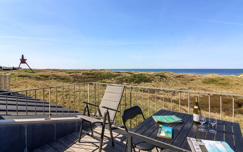 Britta - 100M from the Sea: Hout, Huis, Verblijf, Huis, Dak, Landelijk Gebied, Siding, Blokhut, Garden Gebouwen, Hardwood
