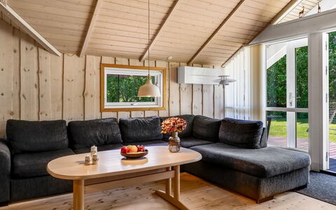 Gottfrede - 600M from the Sea: Meubilair, Interieur Ontwerp, Stoel, Flooring, Tafel, Toevlucht, Verdieping, Plafond, Kamer, Eco Hotel