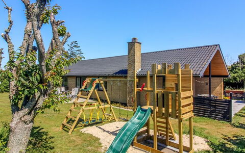 Urho - 500M from the Sea: Land Lot, Schaduw, Tuin, Backyard, Verblijf, Gazon, Landscaping, Dia Van De Speelplaats, Speeltoestel, Werf