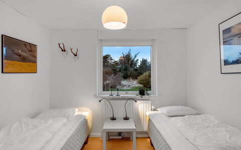 Urho - 500M from the Sea: Bed, Slaapkamer, Muur, Bedding, Interieur Ontwerp, Laken, Plafond, Verdieping, Bed Frame, Flooring