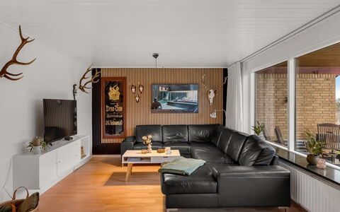 Urho - 500M from the Sea: Interieur Ontwerp, Muur, Bankstel, Flooring, Meubilair, Hout, Verdieping, Plafond, Woonkamer, Huis