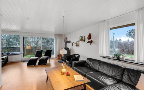 Urho - 500M from the Sea: Interieur Ontwerp, Flooring, Bankstel, Hout, Plafond, Verdieping, Woonkamer, Meubilair, Houten Vloer, Huis
