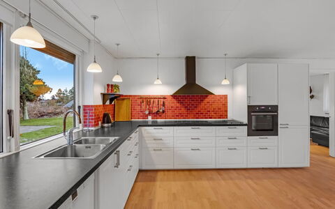 Urho - 500M from the Sea: Keuken, Countertop, Toestel Van De Keuken, Cabinetry, Flooring, Interieur Ontwerp, Major Appliance, Fornuis, Gootsteen, Plafond