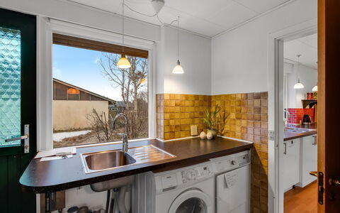 Urho - 500M from the Sea: Hout, Major Appliance, Keuken, Countertop, Interieur Ontwerp, Flooring, Toestel Van De Keuken, Loodgieterswerkinrichting, Kraan, Plafond