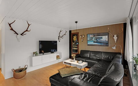 Urho - 500M from the Sea: Interieur Ontwerp, Muur, Meubilair, Hout, Plafond, Flooring, Woonkamer, Huis, Lichte Inrichting, Verlichting