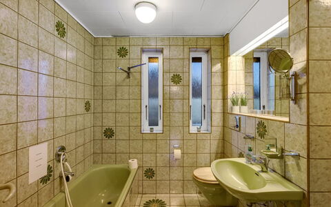 Urho - 500M from the Sea: Wastafel In De Badkamer, Badkamer, Interieur Ontwerp, Loodgieterswerkinrichting, Muur, Flooring, Verdieping, Wastafel, Kraan, Plafond