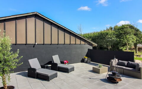 Urho - 500M from the Sea: Buitenmeubels, Meubilair, Samengesteld Materiaal, Schaduw, Bloempot, Patio, Stoel, Binnenplaats, Tuin, Beton
