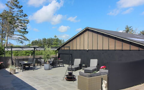 Urho - 500M from the Sea: Schaduw, Samengesteld Materiaal, Buitenmeubels, Binnenplaats, Tuin, Beton, Stoel, Werf, Landscaping, Patio