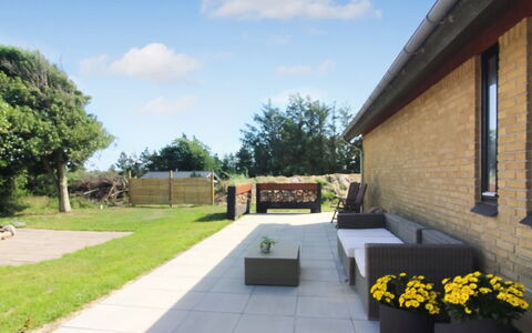 Urho - 500M from the Sea: Gras, Flooring, Huis, Tuin, Struik, Land Lot, Woongebied, Meubilair, Verdieping, Buitenmeubels
