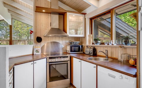 Paulette - 450M from the Sea: Keuken, Interieur Ontwerp, Countertop, Hout, Toestel Van De Keuken, Major Appliance, Plafond, Flooring, Meubilair, Cabinetry