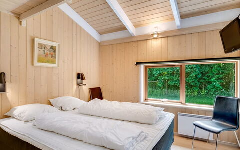 Paulette - 450M from the Sea: Slaapkamer, Hout, Interieur Ontwerp, Bed, Plafond, Laken, Bedding, Flooring, Verdieping, Meubilair