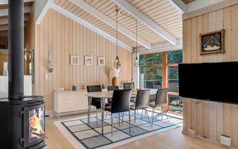 Paulette - 450M from the Sea: Flooring, Hout, Interieur Ontwerp, Plafond, Verdieping, Meubilair, Houten Vloer, Kamer, Woonkamer, Huis