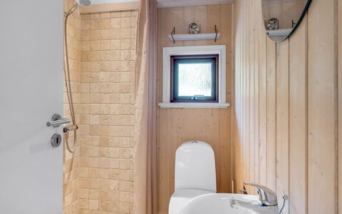 Paulette - 450M from the Sea: Muur, Hout, Flooring, Verdieping, Loodgieterswerkinrichting, Interieur Ontwerp, Plafond, Kamer, Toilet, Badkamer