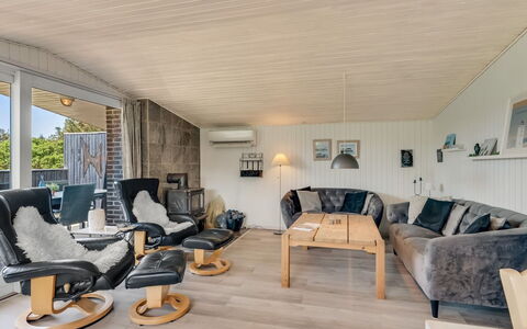 Tonja - 300M from the Sea: Gebouw, Huis, Venster, Huis, Dak, Woongebied, Struik, Verblijf, Land Lot