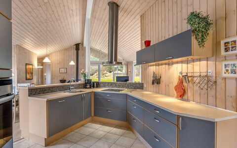 Beeke - 1.4Km from the Sea: Keuken, Countertop, Interieur Ontwerp, Flooring, Hout, Plafond, Cabinetry, Lichte Inrichting, Meubilair, Toestel Van De Keuken