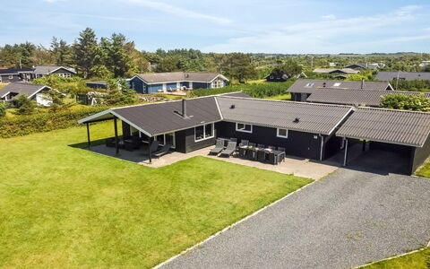 Susan - 600M from the Sea: Dak, Huis, Huis, Verblijf, Siding, Landgoed, Oprit, Garden Gebouwen, Werf, Schuur