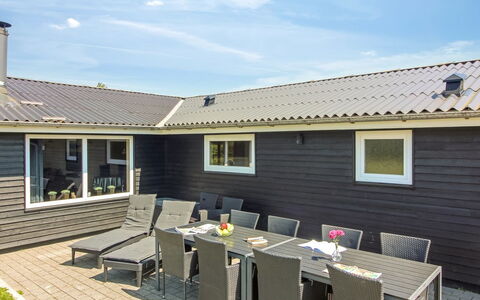 Susan - 600M from the Sea: Dak, Huis, Huis, Verblijf, Siding, Landgoed, Oprit, Garden Gebouwen, Werf, Schuur