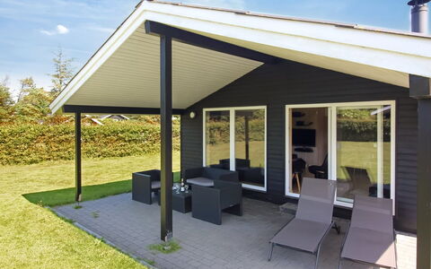 Susan - 600M from the Sea: Dak, Huis, Huis, Verblijf, Siding, Landgoed, Oprit, Garden Gebouwen, Werf, Schuur