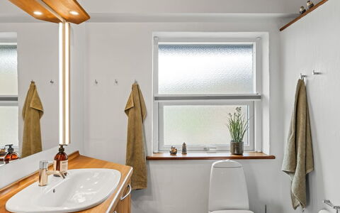 Eelin - 275M from the Sea: Interieur Ontwerp, Muur, Loodgieterswerkinrichting, Flooring, Hout, Plafond, Wastafel, Verdieping, Kraan, Badkamer