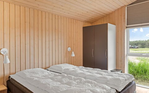 Eelin - 275M from the Sea: Hout, Interieur Ontwerp, Flooring, Plafond, Verdieping, Slaapkamer, Bed, Meubilair, Kamer, Beits