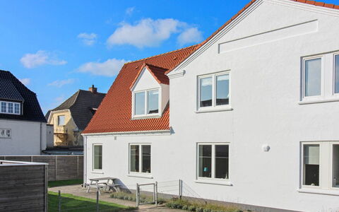 Elmo - 300M from the Sea: Gebouw, Muur, Venster, Woongebied, Huis, Dak, Huis, Facade, Architectuur, Buurt