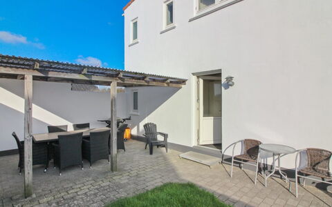 Elmo - 300M from the Sea: Architectuur, Huis, Samengesteld Materiaal, Balkon, Dek, Schaduw, Landgoed, Hek, Buitenmeubels, Daylighting