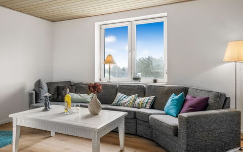 Elmo - 300M from the Sea: Meubilair, Interieur Ontwerp, Flooring, Bankstel, Hout, Verdieping, Woonkamer, Huis, Verlichting, Appartement