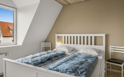 Elmo - 300M from the Sea: Bed, Bedding, Meubilair, Slaapkamer, Interieur Ontwerp, Laken, Hout, Verdieping, Linens, Flooring