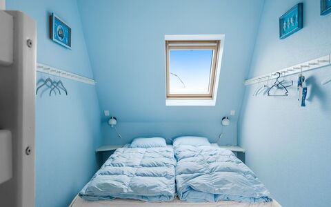 Elmo - 300M from the Sea: Blauw, Slaapkamer, Bed, Verdieping, Laken, Bedding, Linens, Plafond, Zolder, Bed Frame