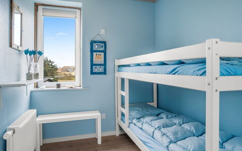 Elmo - 300M from the Sea: Blauw, Slaapkamer, Bed, Interieur Ontwerp, Meubilair, Bedding, Verdieping, Plafond, Laken, Appartement
