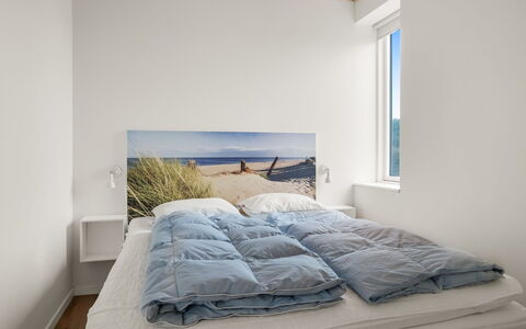 Elmo - 300M from the Sea: Slaapkamer, Bed, Bedding, Laken, Plafond, Linens, Bed Frame, Hardwood, Hoofdkussen, Daylighting