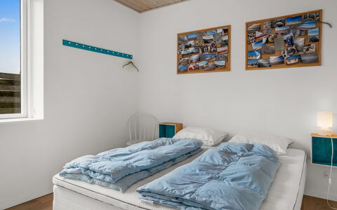 Elmo - 300M from the Sea: Slaapkamer, Hout, Bed, Verdieping, Interieur Ontwerp, Laken, Flooring, Bedding, Plafond, Meubilair