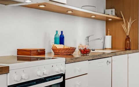 Elmo - 300M from the Sea: Keuken, Countertop, Interieur Ontwerp, Hout, Cabinetry, Toestel Van De Keuken, Flooring, Meubilair, Huis, Huishoudapparatuur