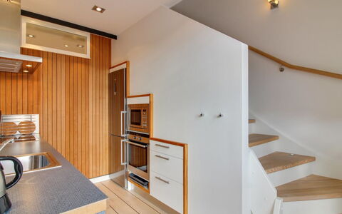 Varnava - 200M from the Sea: Meubilair, Interieur Ontwerp, Stoel, Flooring, Tafel, Toevlucht, Verdieping, Plafond, Kamer, Eco Hotel