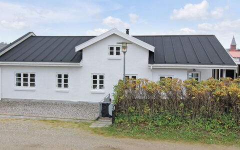 Norman - 150M from the Sea: Venster, Dak, Huis, Huis, Siding, Woongebied, Verblijf, Helling, Verf