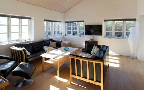 Norman - 150M from the Sea: Interieur Ontwerp, Flooring, Hout, Verdieping, Meubilair, Plafond, Bankstel, Woonkamer, Huis, Kamer