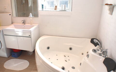 Norman - 150M from the Sea: Badkamer, Loodgieterswerkinrichting, Bad, Interieur Ontwerp, Kraan, Wastafel, Flooring, Wastafel In De Badkamer, Verdieping, Loodgieter