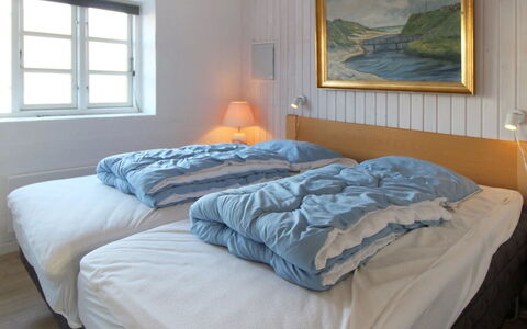 Norman - 150M from the Sea: Slaapkamer, Bed, Bedding, Laken, Bed Frame, Linens, Meubilair, Hoofdkussen, Kussen Gooien, Matras