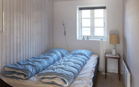 Norman - 150M from the Sea: Bed, Slaapkamer, Laken, Hout, Bedding, Verdieping, Linens, Meubilair, Bed Frame, Flooring