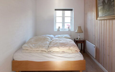Norman - 150M from the Sea: Bed, Slaapkamer, Bedding, Laken, Muur, Verdieping, Flooring, Hout, Interieur Ontwerp, Bed Frame