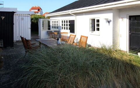 Norman - 150M from the Sea: Huis, Dak, Huis, Verblijf, Deur, Buitenmeubels, Werf, Backyard, Siding, Tuin