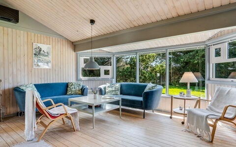 Lazorka - 450M from the Sea: Meubilair, Interieur Ontwerp, Flooring, Hout, Plafond, Verdieping, Bankstel, Stoel, Houten Vloer, Woonkamer