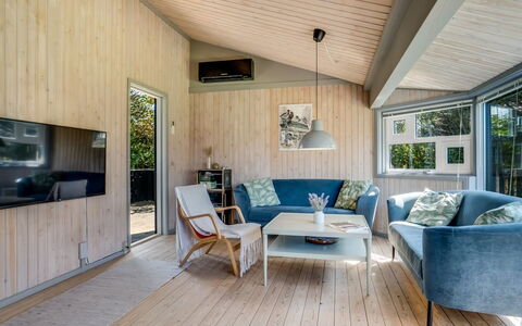 Lazorka - 450M from the Sea: Hout, Interieur Ontwerp, Flooring, Plafond, Verdieping, Meubilair, Huis, Woonkamer, Bankstel, Kamer