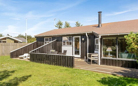 Lazorka - 450M from the Sea: Hout, Veranda, Huis, Huis, Architectuur, Dak, Siding, Woongebied, Verblijf, Land Lot
