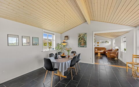 Fabio - 450M from the Sea: Plafond, Flooring, Interieur Ontwerp, Verdieping, Samengesteld Materiaal, Meubilair, Toevlucht, Hotel, Ontwerp, Daylighting
