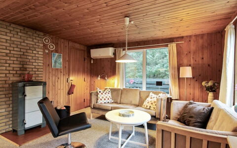 Arie - 500M from the Sea: Meubilair, Interieur Ontwerp, Stoel, Flooring, Tafel, Toevlucht, Verdieping, Plafond, Kamer, Eco Hotel