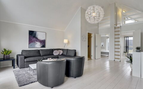 Katharine - 600M from the Sea: Interieur Ontwerp, Plafond, Flooring, Bankstel, Woonkamer, Meubilair, Huis, Verdieping, Verlichting, Lichte Inrichting