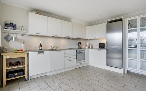 Katharine - 600M from the Sea: Keuken, Toestel Van De Keuken, Flooring, Countertop, Major Appliance, Verdieping, Interieur Ontwerp, Cabinetry, Plafond, Meubilair