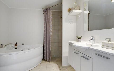 Katharine - 600M from the Sea: Interieur Ontwerp, Flooring, Verdieping, Loodgieterswerkinrichting, Badkamer, Plafond, Kraan, Wastafel, Badkamerkast, Loodgieter